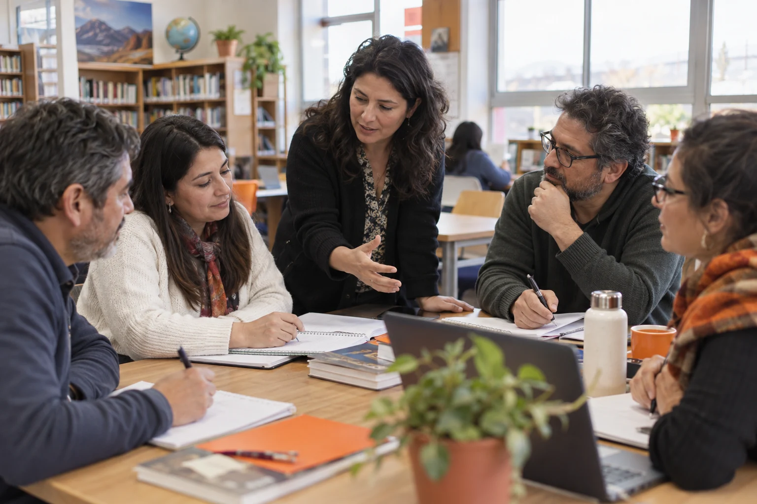 Escena ilustrativa de trabajo con equipos educativos.